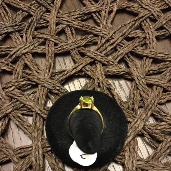 NWOT Oval Peridot & Gold Ring Size 7(SOLD) - Picture 3 of 8